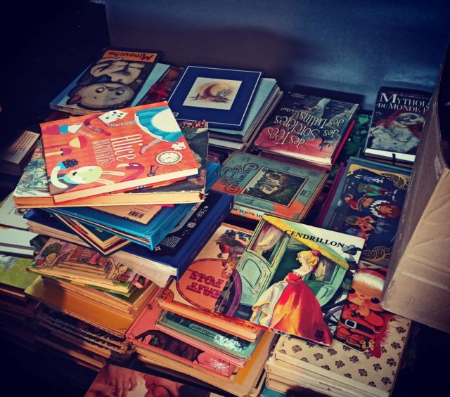 Santé, Covid bien sûr et surtout un déménagement. Voilà entre autres qui expliquent ces presque deux ans entre ce message et le dernier. 
Les livres de contes n'ont pas encore retrouvé une place d'honneur mais cela ne tardera pas. En attendant ils sont empilés et patientent. 
De retour donc pour des messages plus réguliers je l'espère :-) 

#livre #contes #livresenfants