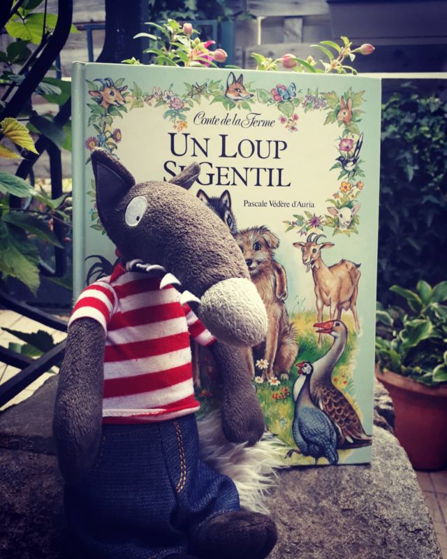 Je reprends donc mes publications avec une autre collaboration entre Pascale Vénère d'Auria et Pierre Couronne. 
Vous pouvez dès maintenant retrouver quelques infos sur mescontes.fr à propos de "Un loup si gentil" sorti en 1990 chez Cerf-volant. 

#cerfvolant #pascalevederedauria #pierrecouronne #livrejeunesse