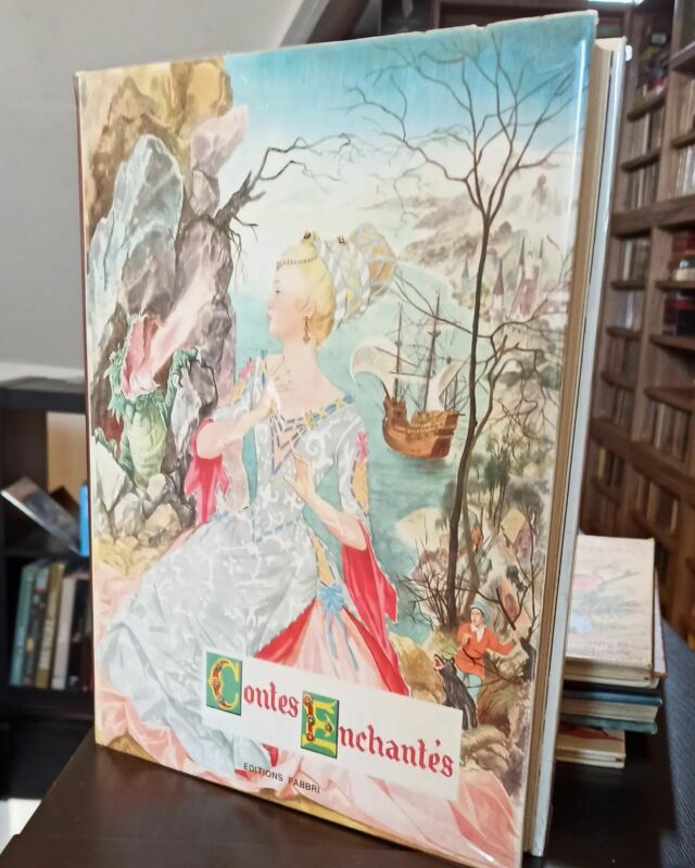 Nouvelle publication sur le site avec un recueil de Contes Enchantés publié en 1959 aux éditions Fabbri. Les illustrations de Benvenuti sont splendides et sur un grand format tel que celui-ci, parfaitement mises en valeur. 
À retrouver sur mescontes.fr

#benvenuti #giannibenvenuti #livrejeunesse #livresenfants #fabbri #1959