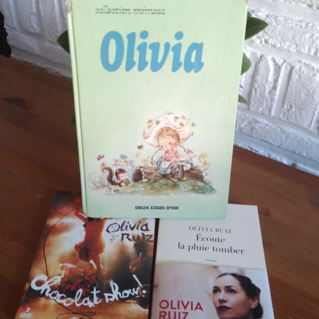 Attention! Mignonerie en vue! 
Je vous propose de découvrir le travail de Maria Rosa Batlle avec cette publication de 1979 au éditions des Deux Coqs Or dans la collection Mimosa. 
Vous l'aurez compris, ici Olivia ne chante pas et n'écrit pas mais est plutôt une petite fille capricieuse... 
C'est à découvrir sur mescontes.fr avec aussi une page de présentation pour cette très talentueuse illustratrice. 

#contes #livrejeunesse #livresenfants #mariarosabatlle #deuxcodsdor #1979