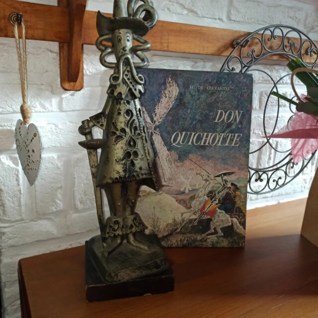 Benvenuti illustre l'histoire de Don Quichotte. Dans un style assez adulte bien qu'en livre jeunesse, les dessins sont magnifiques et c'est à découvrir sur mescontes.fr

#benvenuti
#donquichotte #odege #livrejeunesse #livresenfants