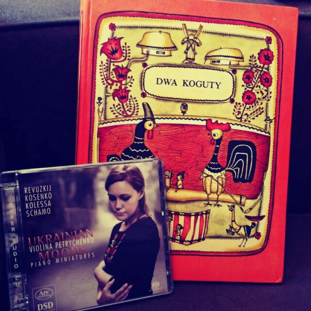 Célébrons l'indépendance de l'Ukraine avec une publication un peu particulière sur mescontes.fr. Il s'agit d'un livre regroupant des chansons populaires ukrainiennes sorti en 1984 alors que l'Ukraine faisait encore partie de l'URSS. C'était à l'époque publié dans une traduction en polonais. Les illustrations sont superbes! 

#livresenfants #livrejeunesse #wolodomyrgolozubow #standwithukraine #ukraine🇺🇦