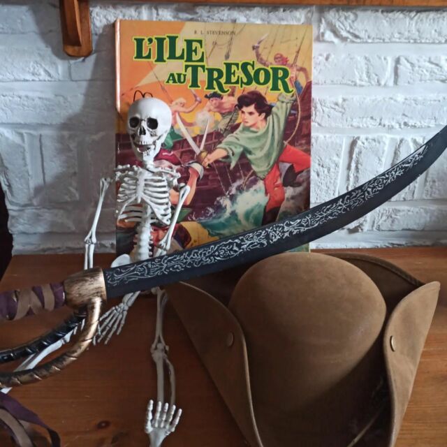 Je poursuis mon inventaire avec encore une fois Neri qui illustre l'histoire de Robert Louis Stevenson, L'île au Trésor. Publié en 1964.
C'est à retrouver sur mescontes.fr

#livrejeunesse #livresenfants #neri #1964 #robertlouisstevenson